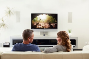 pareja viendo la televisión