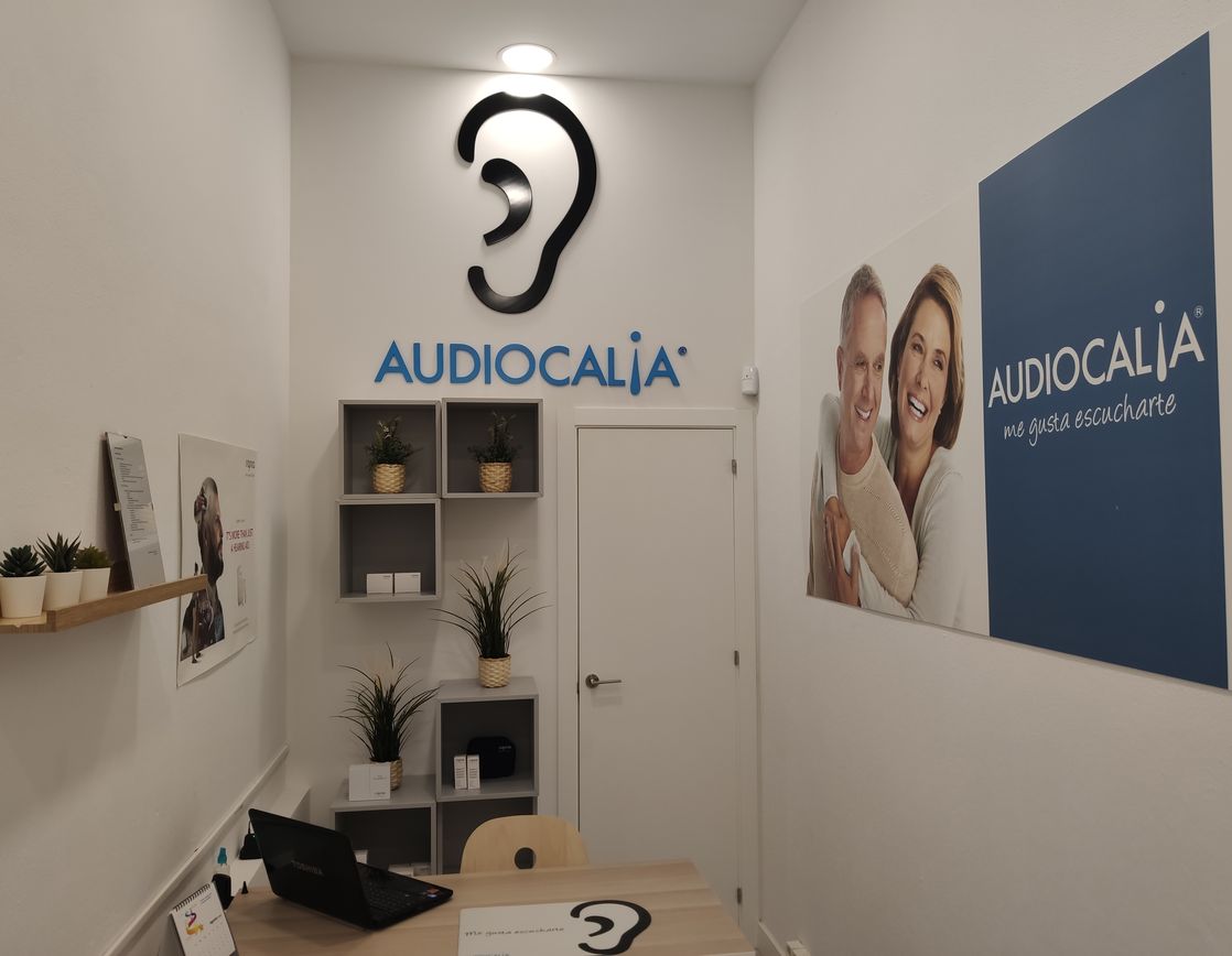 Interior de Opticalia Chiclana. Centro auditivo Audiocalia