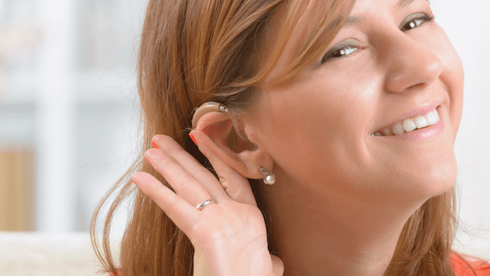 Mujer con audífono