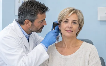 Un médico revisa el oído de una paciente