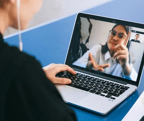 Persona utilizando un servicio de teleaudiología